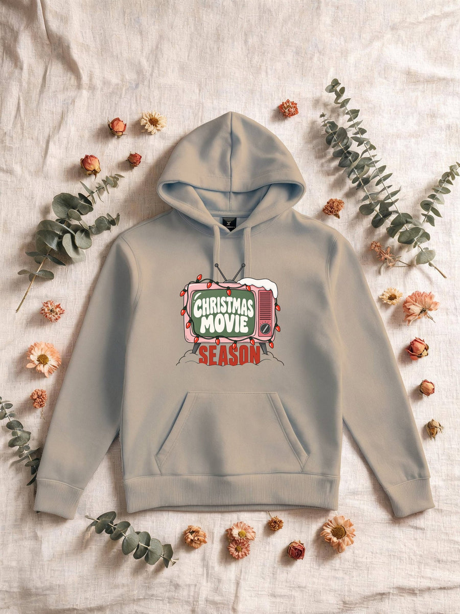 Visuel d’illustration – Sweat homme sable avec la télé rétro rose et sa guirlande, « Christmas Movie Season »