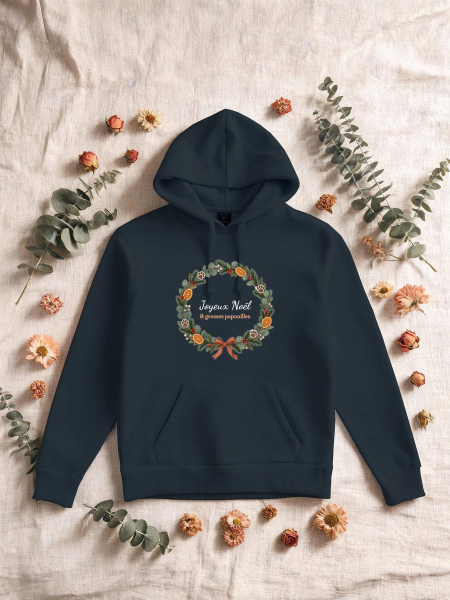 Visuel d’illustration – Sweat homme navy avec le motif de Noël : une couronne de Noël avec des empreintes de pattes et le texte « Joyeux Noël & grosses papouilles »