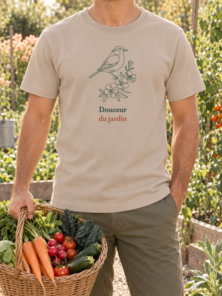 Visuel d’illustration – t-shirt dans une mise en situation, avec le motif un oiseau posé sur une branche fleurie, dessiné d’un seul trait continu et « Douceur du jardin »