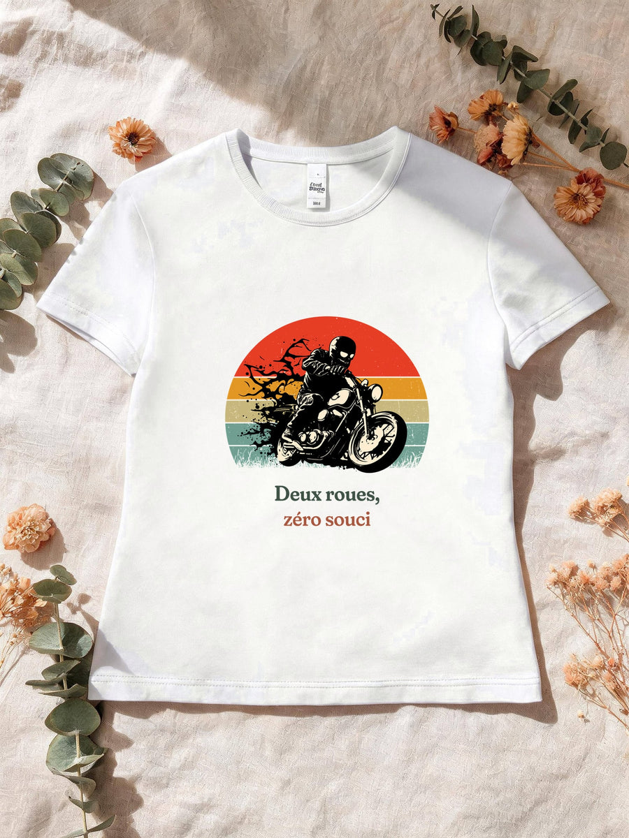 Visuel d’illustration – T-shirt femme blanc avec le motif un motard casqué sur sa moto, en silhouette devant un soleil couchant à bandes rétro et « Deux roues, zéro souci »