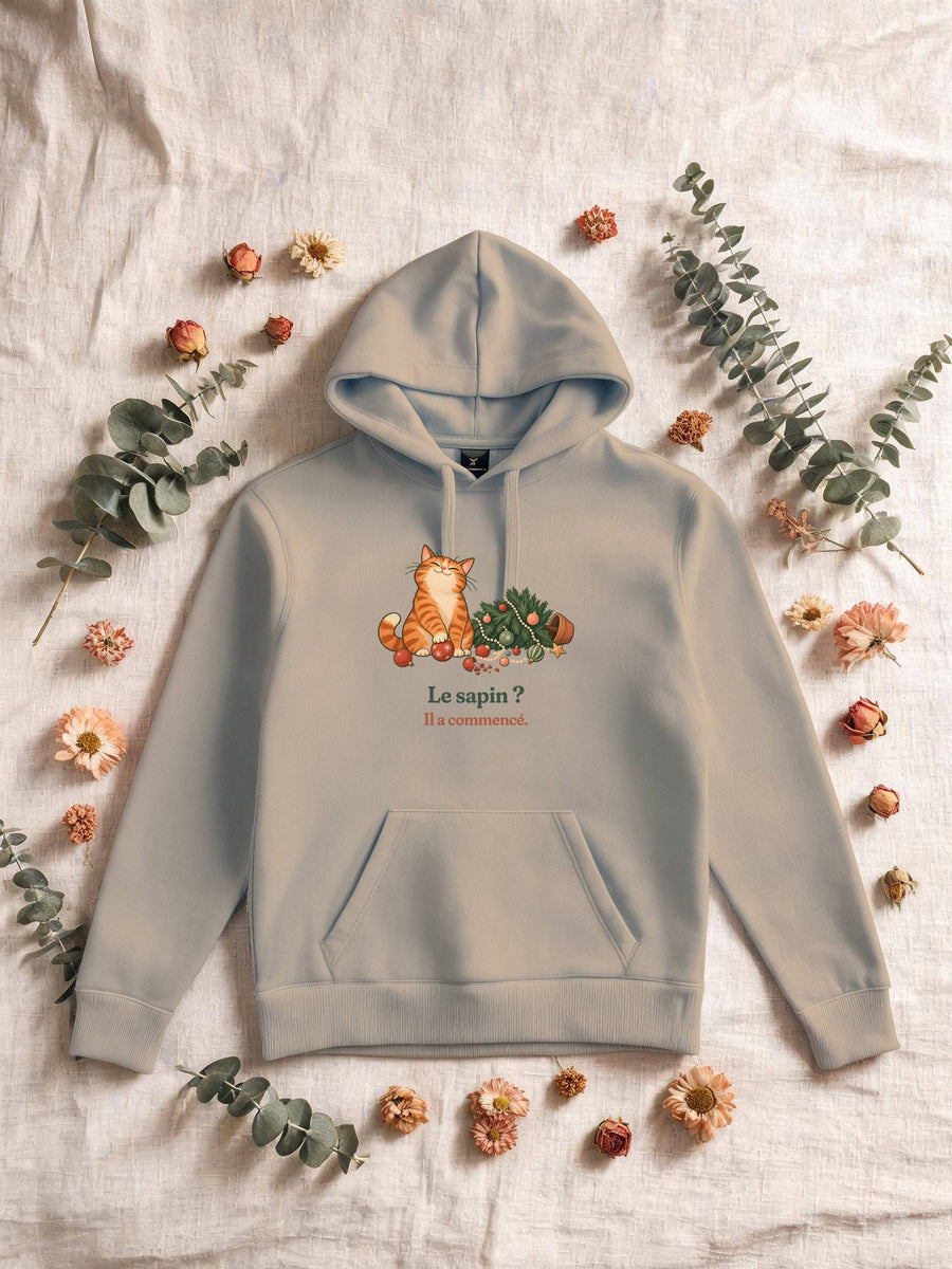 Visuel d’illustration – Sweat homme sable avec le motif de Noël : un chat roux assis près d’un sapin de Noël renversé et la phrase « Le sapin ? Il a commencé. »