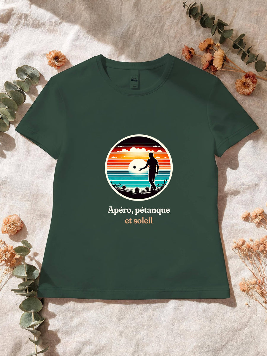 Visuel d’illustration – T-shirt femme vert forêt avec le motif un joueur de pétanque, boules au sol, en silhouette devant un coucher de soleil sur la mer, dans un médaillon rond et « Apéro, pétanque et soleil »
