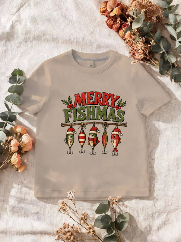 Visuel d’illustration – T-shirt homme sable avec « Merry Fishmas » et cinq leurres de pêche coiffés du bonnet de Noël