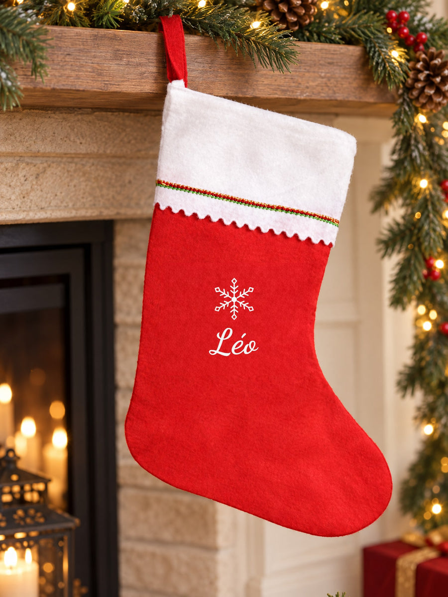 Visuel d’illustration – chaussette de Noël imprimée d’un flocon et de « Léo » (exemple) suspendue à une cheminée