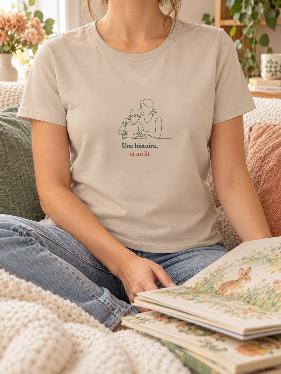 Visuel d’illustration – t-shirt dans une mise en situation, avec le motif une maman qui lit une histoire à son enfant, dessinée d’un seul trait continu et « Une histoire, et au lit »