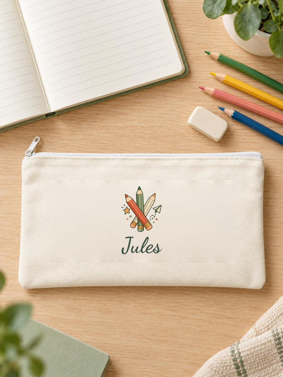 Visuel d’illustration – trousse posée sur un bureau d’écolier avec des crayons, avec les crayons dessinés et « Jules » (exemple de prénom)
