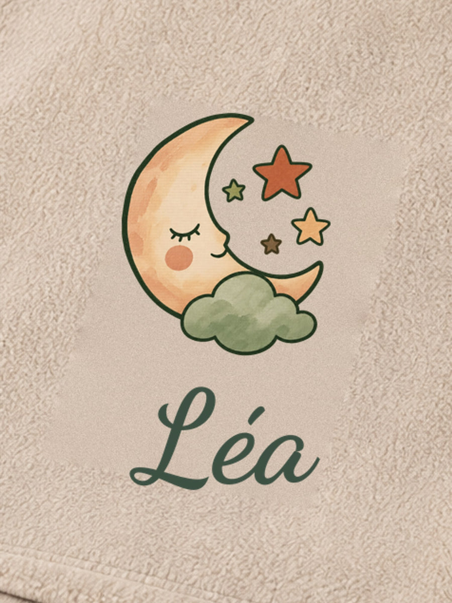 Visuel d’illustration – gros plan du motif imprimé : lune endormie, étoiles et « Léa »