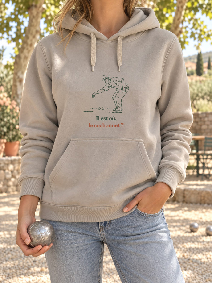 Visuel d’illustration – t-shirt dans une mise en situation, avec le motif un joueur de pétanque coiffé d’un chapeau, penché pour pointer, dessiné au trait et « Il est où, le cochonnet ? »