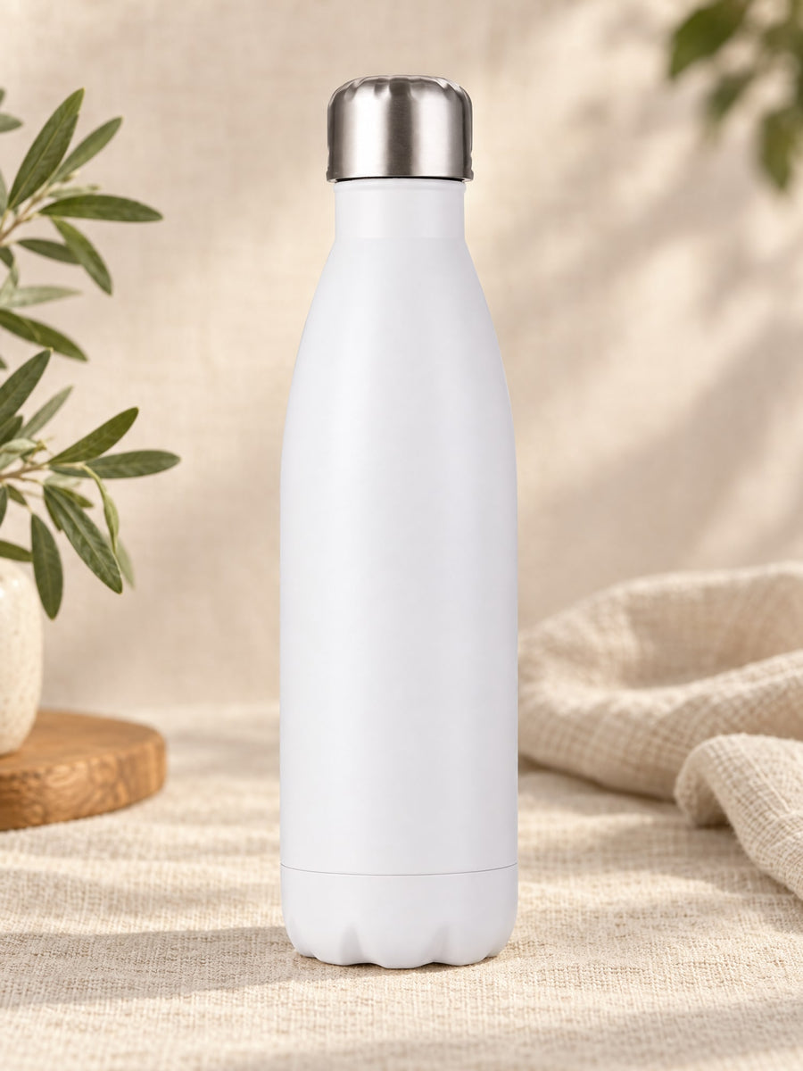 Visuel d’illustration – gourde isotherme blanche vierge avec bouchon en inox, sur un lin crème