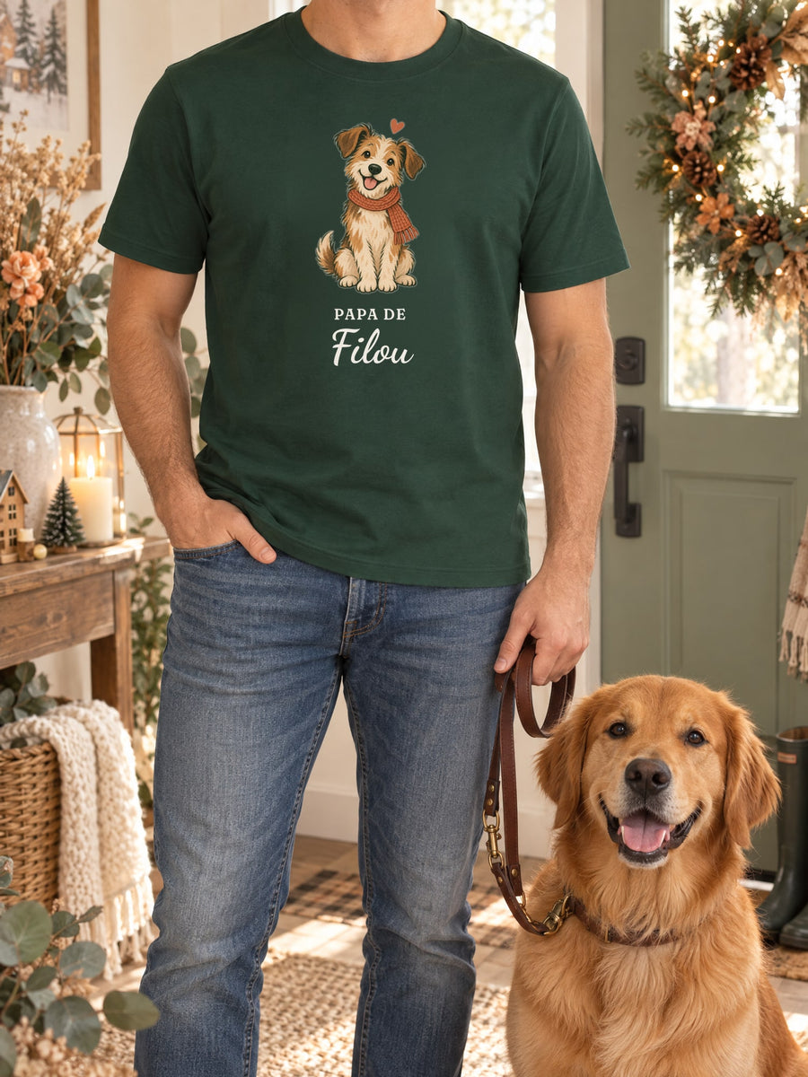Visuel d’illustration – t-shirt vert forêt dans une mise en situation, avec le motif un chien en écharpe et « Papa de Filou » (exemple de prénom)