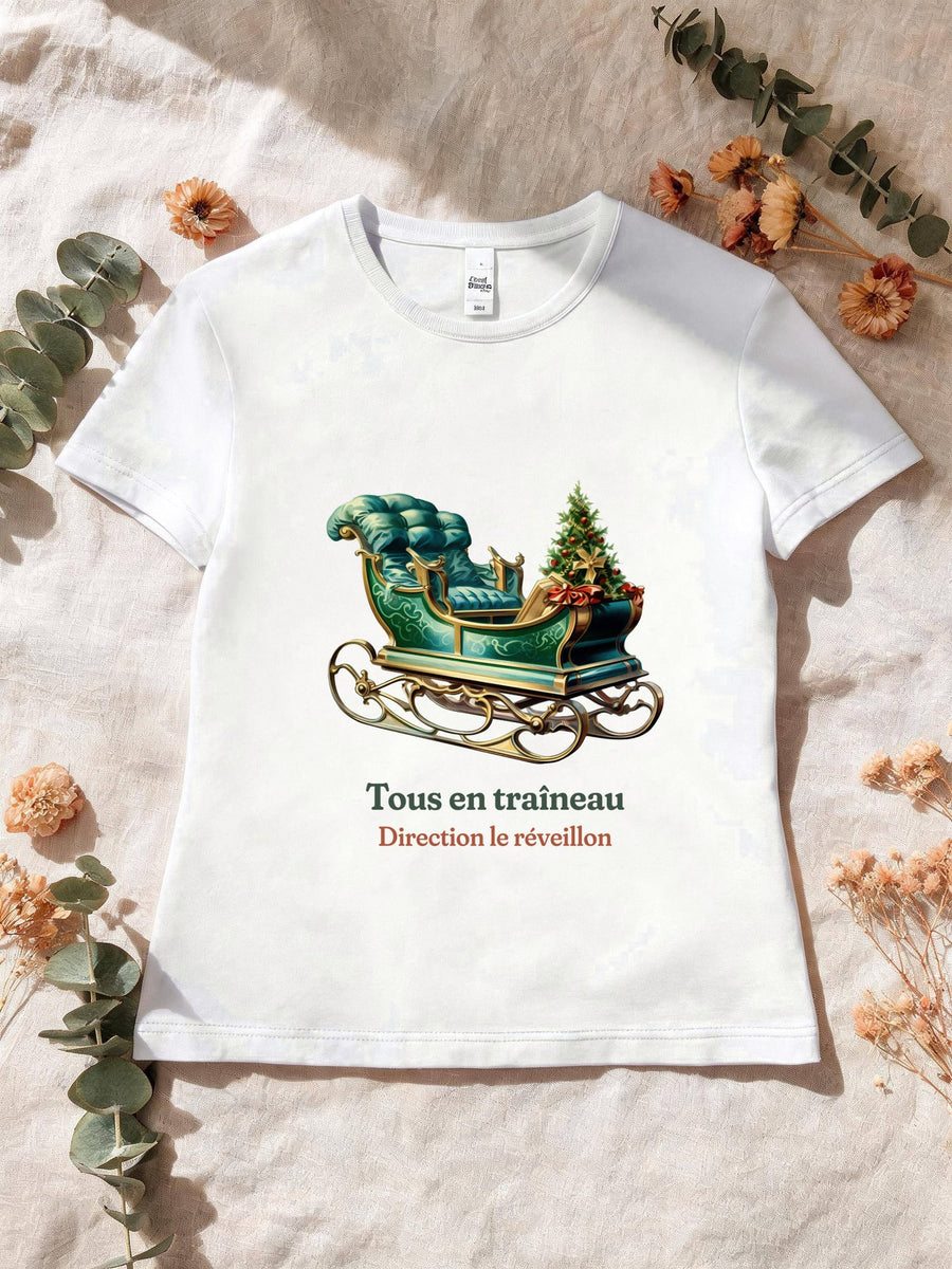 Visuel d’illustration – T-shirt femme blanc avec le motif un traîneau vintage vert émeraude et « Tous en traîneau » et « Direction le réveillon »