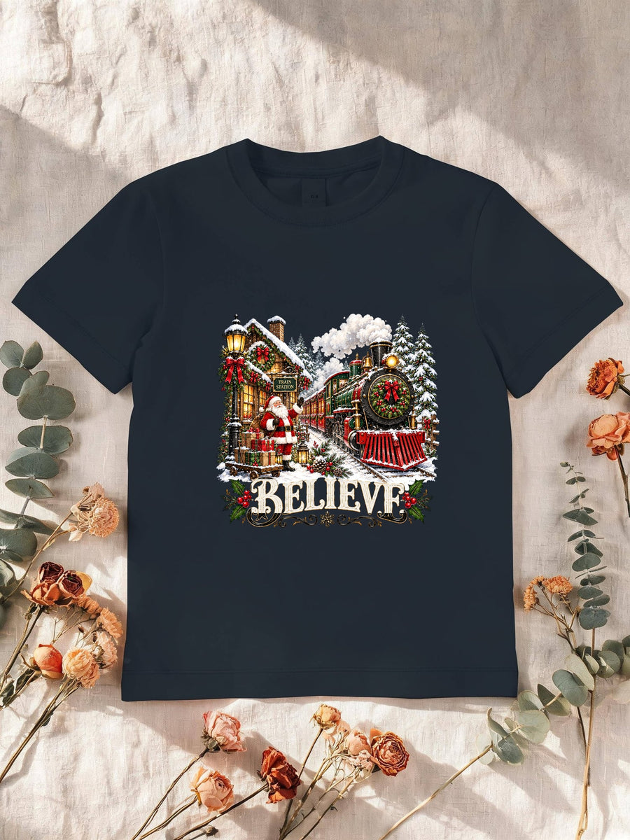 Visuel d’illustration – T-shirt enfant navy avec le Père Noël et le train à vapeur devant la gare enneigée, « Believe »