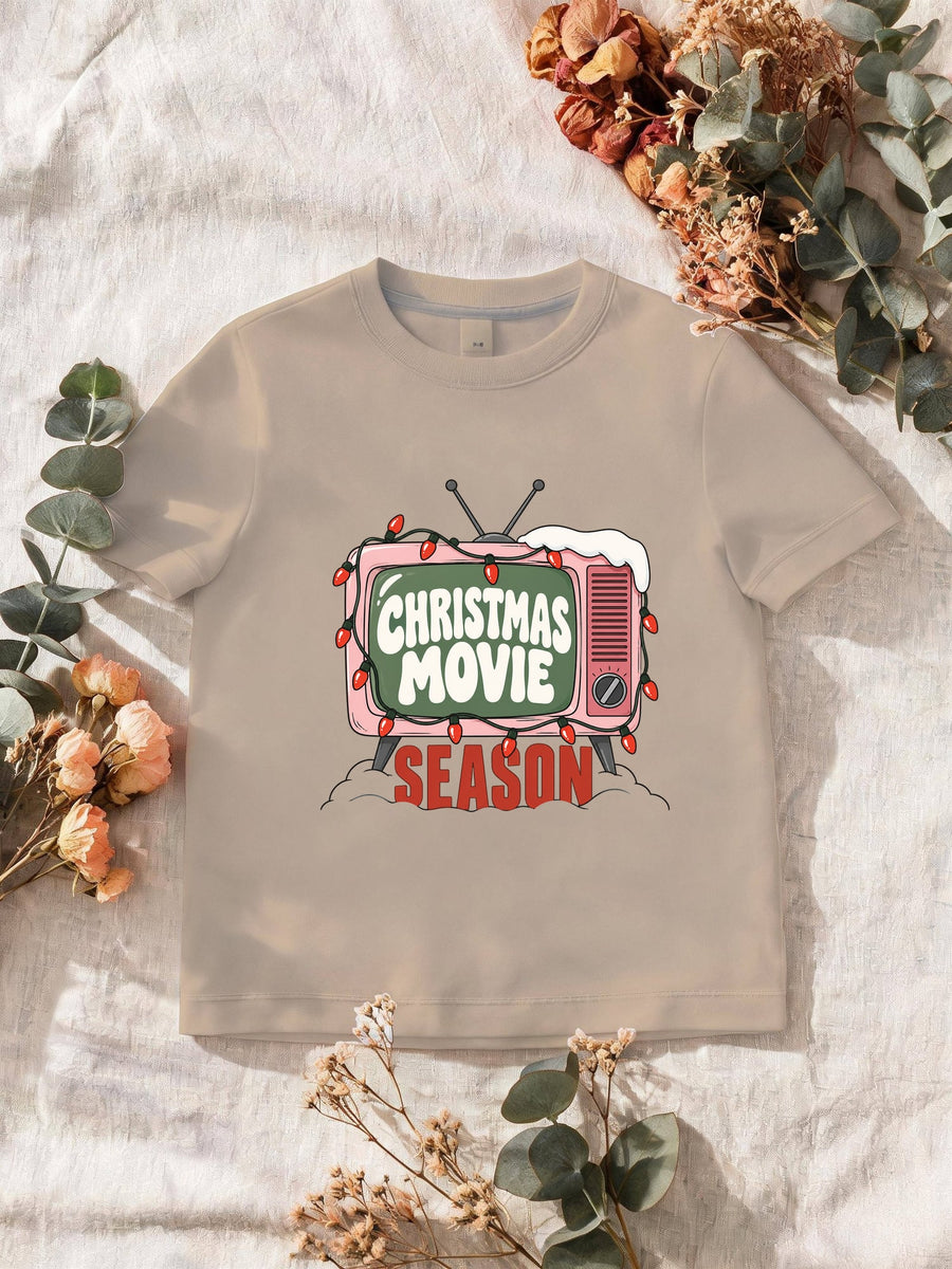 Visuel d’illustration – T-shirt homme sable avec la télé rétro rose et sa guirlande, « Christmas Movie Season »