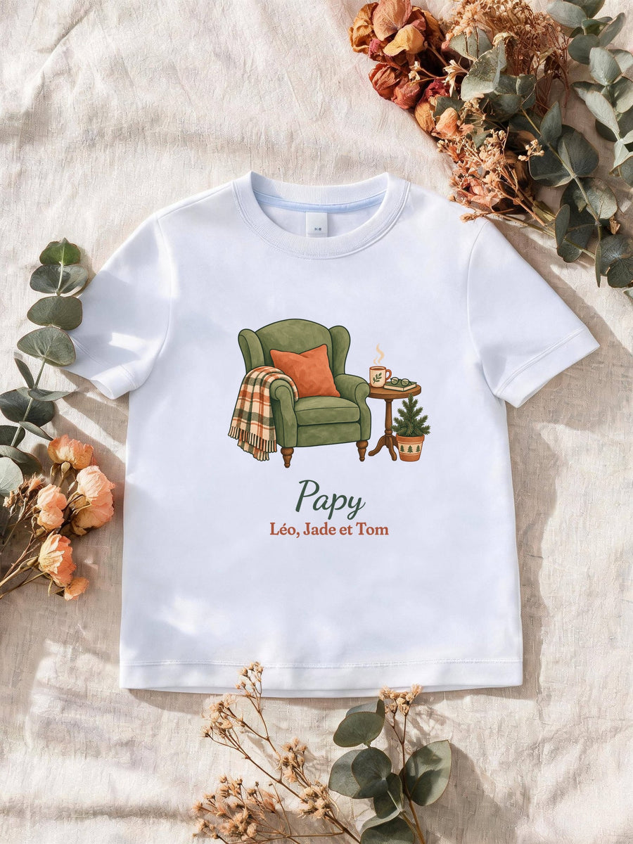 Visuel d’illustration – T-shirt homme blanc avec le motif un fauteuil douillet, « Papy » et « Léo, Jade et Tom » (exemple de prénoms)