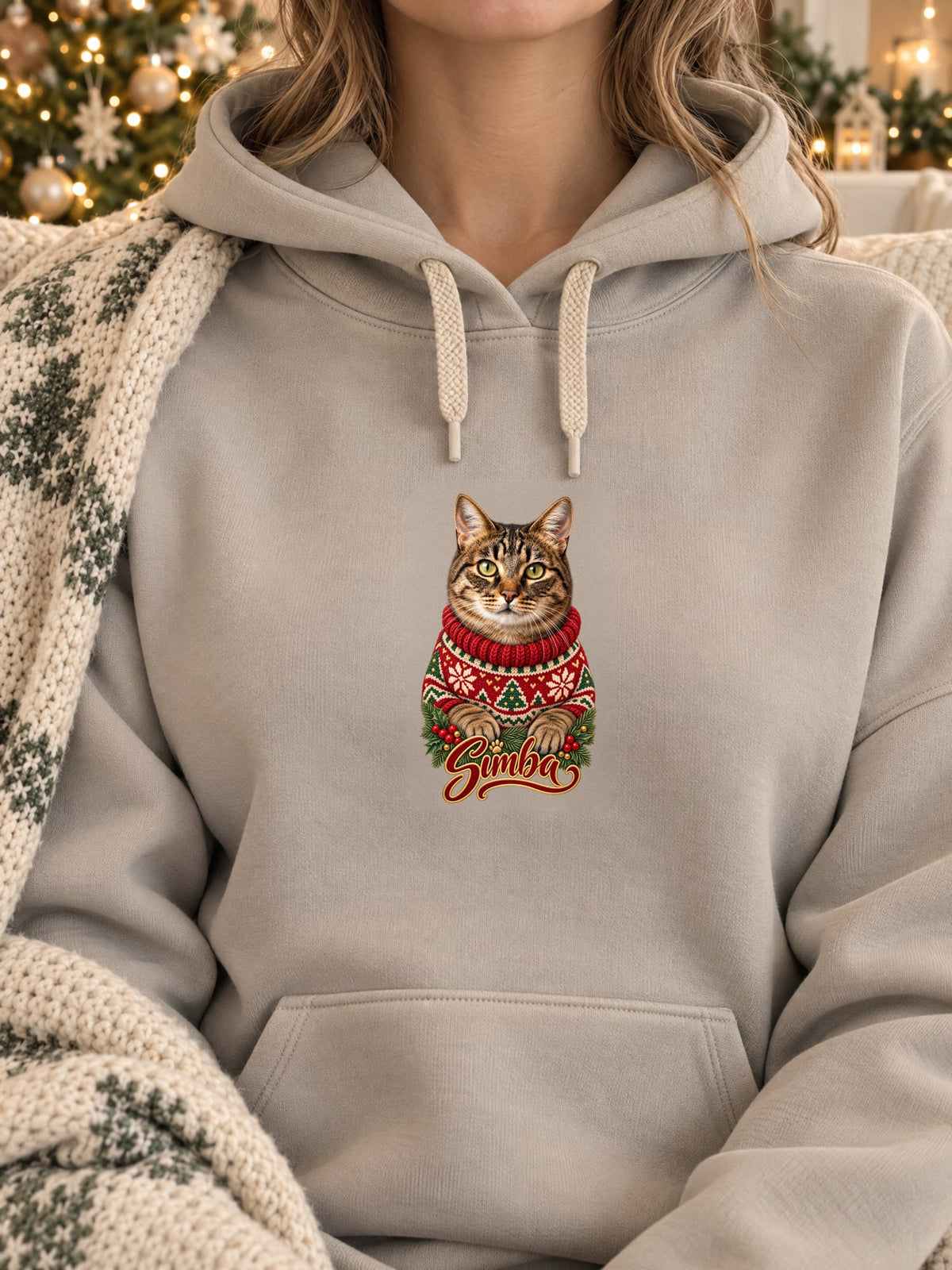Sweat à capuche sable avec le portrait d’un chat en pull de Noël tricoté