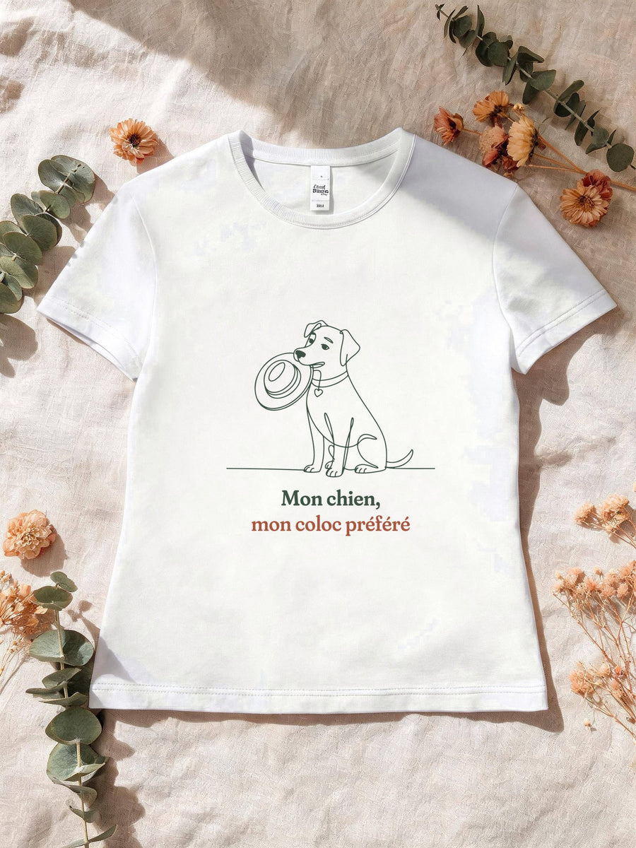 Visuel d’illustration – T-shirt femme blanc avec le motif un chien assis qui tient un chapeau dans la gueule, dessiné d’un seul trait continu et « Mon chien, mon coloc préféré »