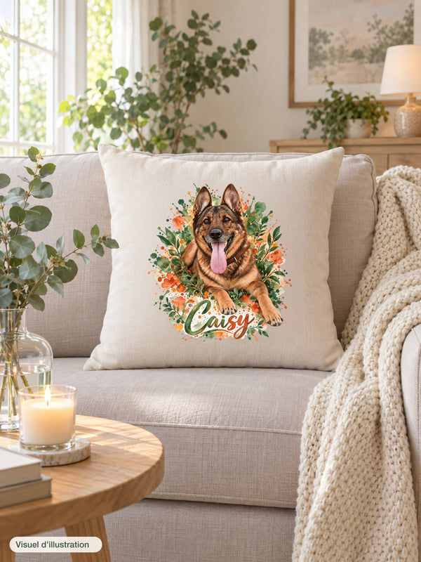 Visuel d’illustration – housse de coussin naturel sur un canapé, avec un plaid crème, une bougie et de l’eucalyptus, avec le portrait à l’aquarelle de Caisy, berger allemand, et son prénom