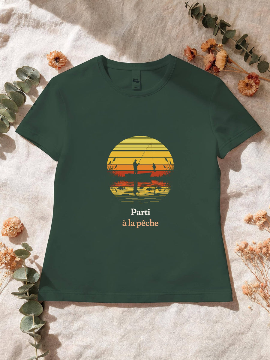Visuel d’illustration – T-shirt femme vert forêt avec le motif un pêcheur sur sa barque devant un soleil couchant à bandes rétro qui se reflète dans l’eau et « Parti à la pêche »