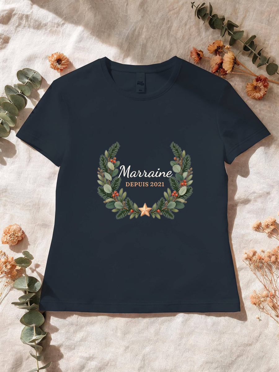 Visuel d’illustration – T-shirt femme navy avec le motif une couronne de sapin et « Marraine depuis 2021 » (exemple d’année)