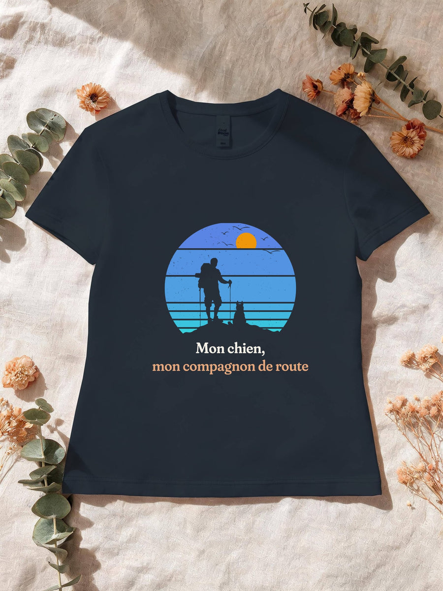 Visuel d’illustration – T-shirt femme navy avec le motif un randonneur et son chien sur une crête, en silhouettes devant un soleil couchant à bandes rétro bleues et « Mon chien, mon compagnon de route »
