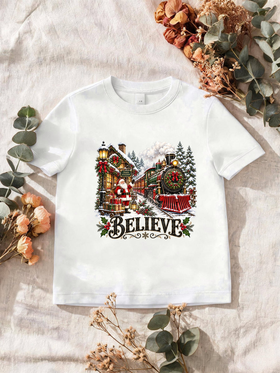 Visuel d’illustration – T-shirt homme blanc avec le Père Noël et le train à vapeur devant la gare enneigée, « Believe »