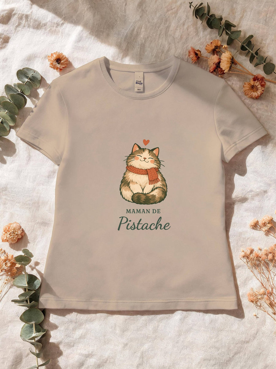 Visuel d’illustration – T-shirt femme sable avec le motif un chat en écharpe et « Maman de Pistache » (exemple de prénom)