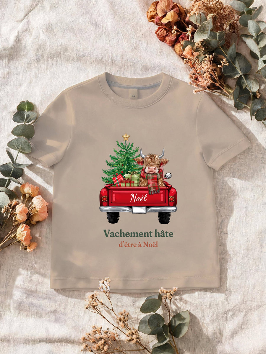 Visuel d’illustration – T-shirt homme sable avec le motif une vache highland dans une camionnette de Noël et « Vachement hâte » et « d’être à Noël »
