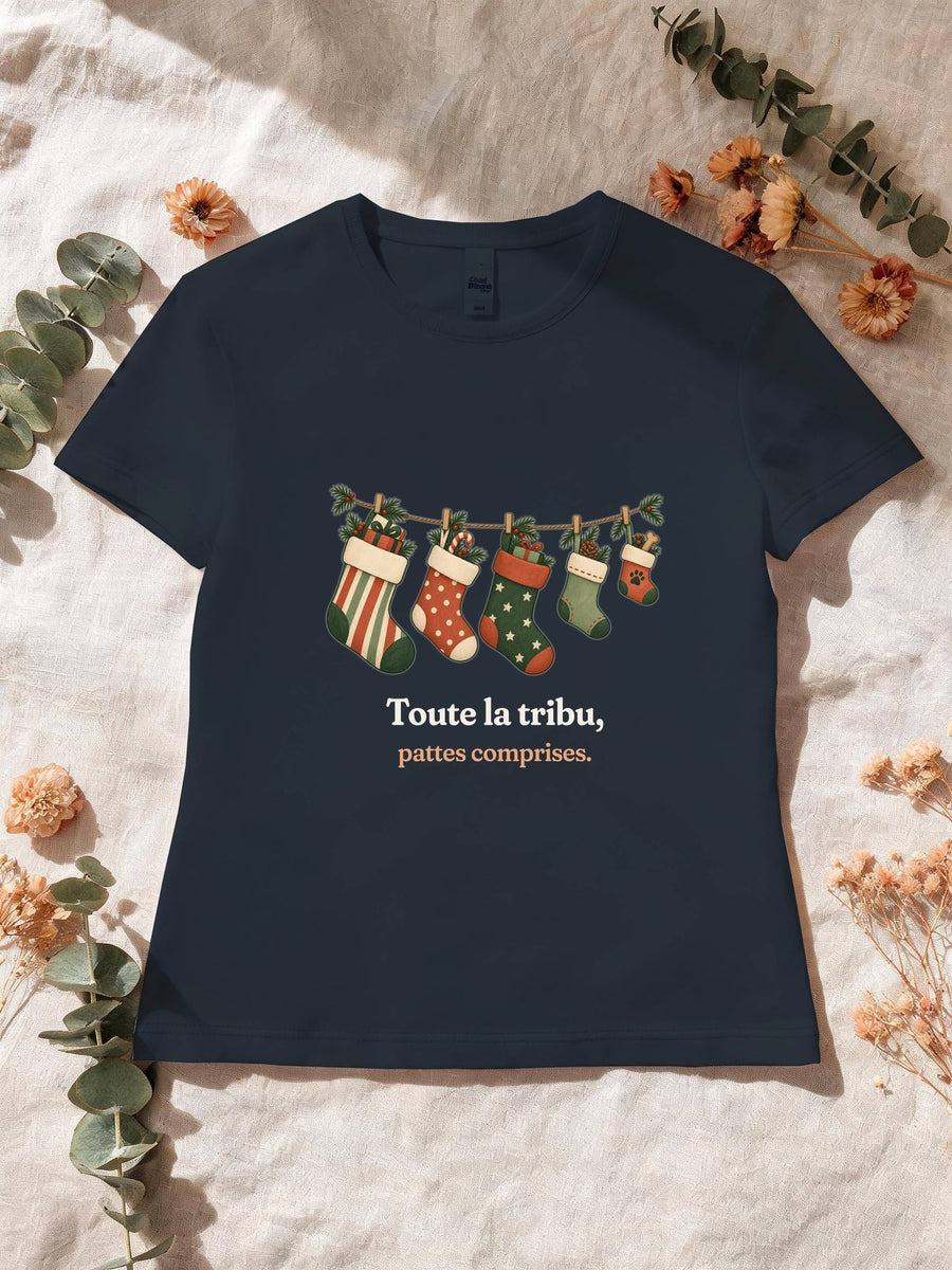 Visuel d’illustration – T-shirt femme navy avec le motif de Noël : une guirlande de chaussettes de Noël, dont une petite avec une empreinte de patte, et la phrase « Toute la tribu, pattes comprises. »