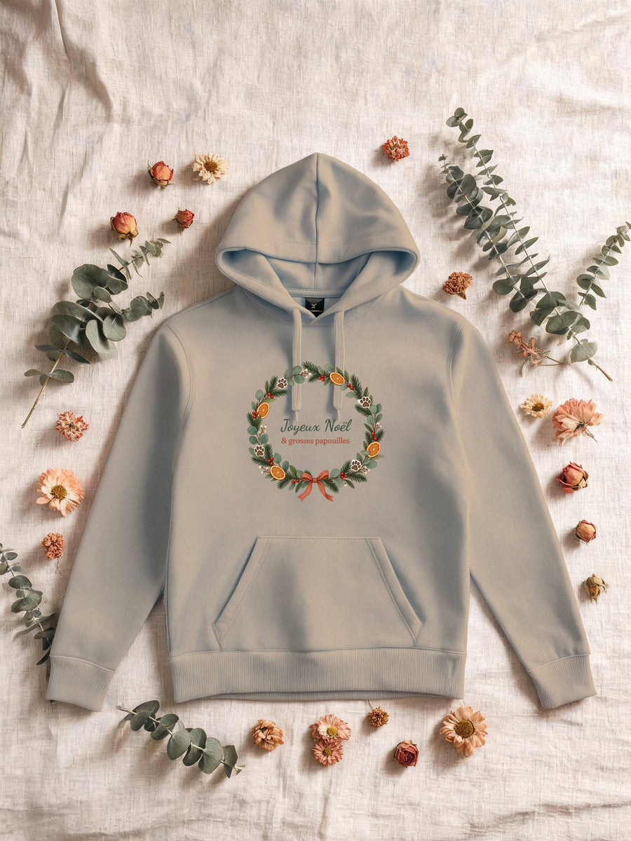 Visuel d’illustration – Sweat homme sable avec le motif de Noël : une couronne de Noël avec des empreintes de pattes et le texte « Joyeux Noël & grosses papouilles »