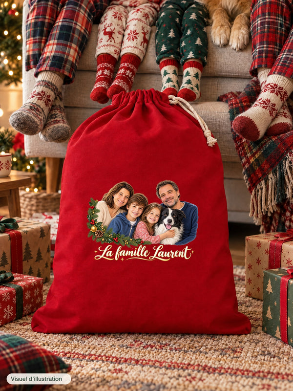 Visuel d’illustration – une hotte de Noël rouge remplie de cadeaux devant le canapé, le matin de Noël, avec le portrait d’une famille de quatre et de son chien, style Couronne de Noël, texte « La famille Laurent » en lettres dorées