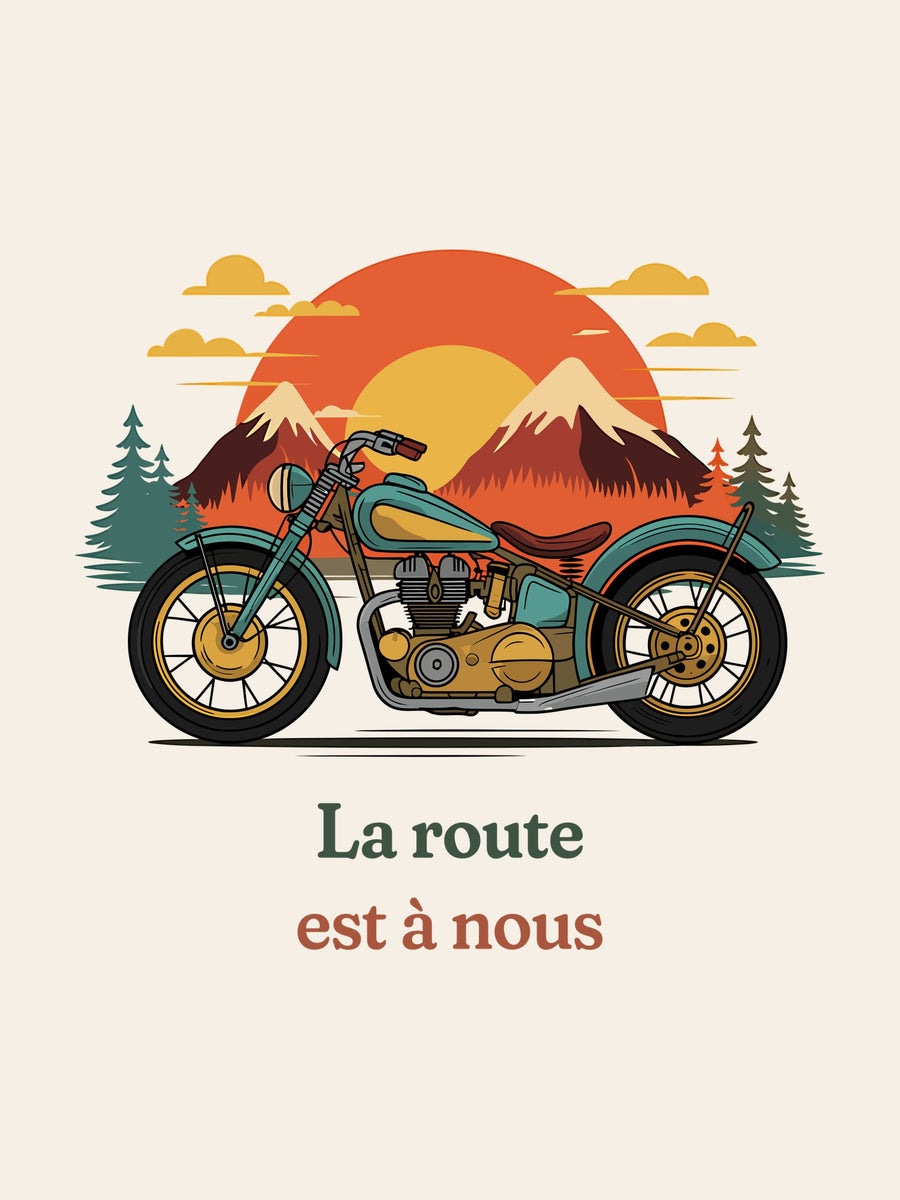 Visuel d’illustration – gros plan du motif : une moto ancienne illustrée en couleurs devant des montagnes, des sapins et un soleil couchant et « La route est à nous »