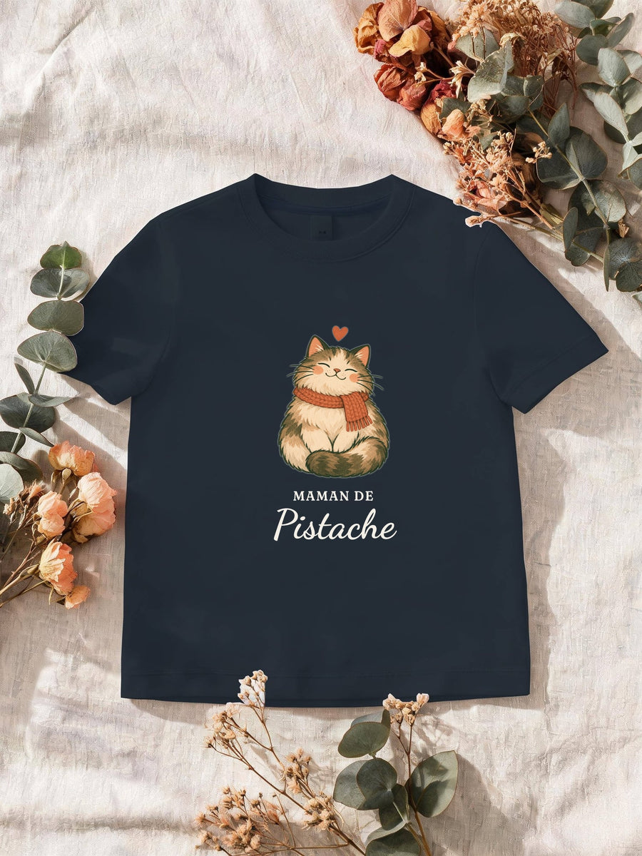 Visuel d’illustration – T-shirt homme navy avec le motif un chat en écharpe et « Maman de Pistache » (exemple de prénom)