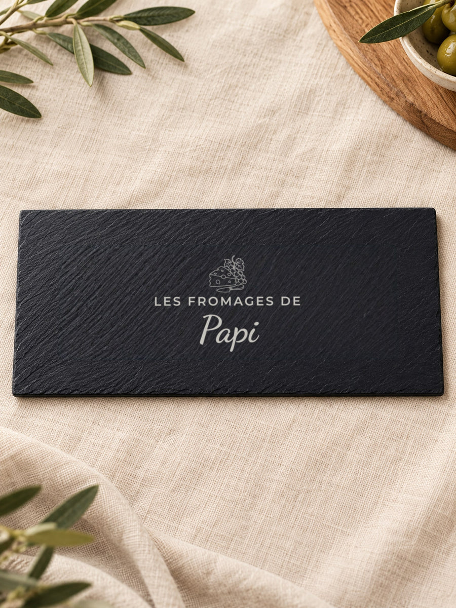 Visuel d’illustration – gros plan de la gravure claire sur l’ardoise : fromage, couteau et « Les fromages de Papi »