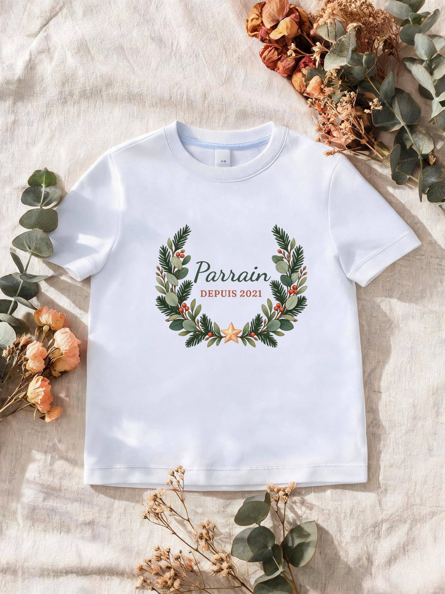 Visuel d’illustration – T-shirt homme blanc avec le motif une couronne de sapin et « Parrain depuis 2021 » (exemple d’année)