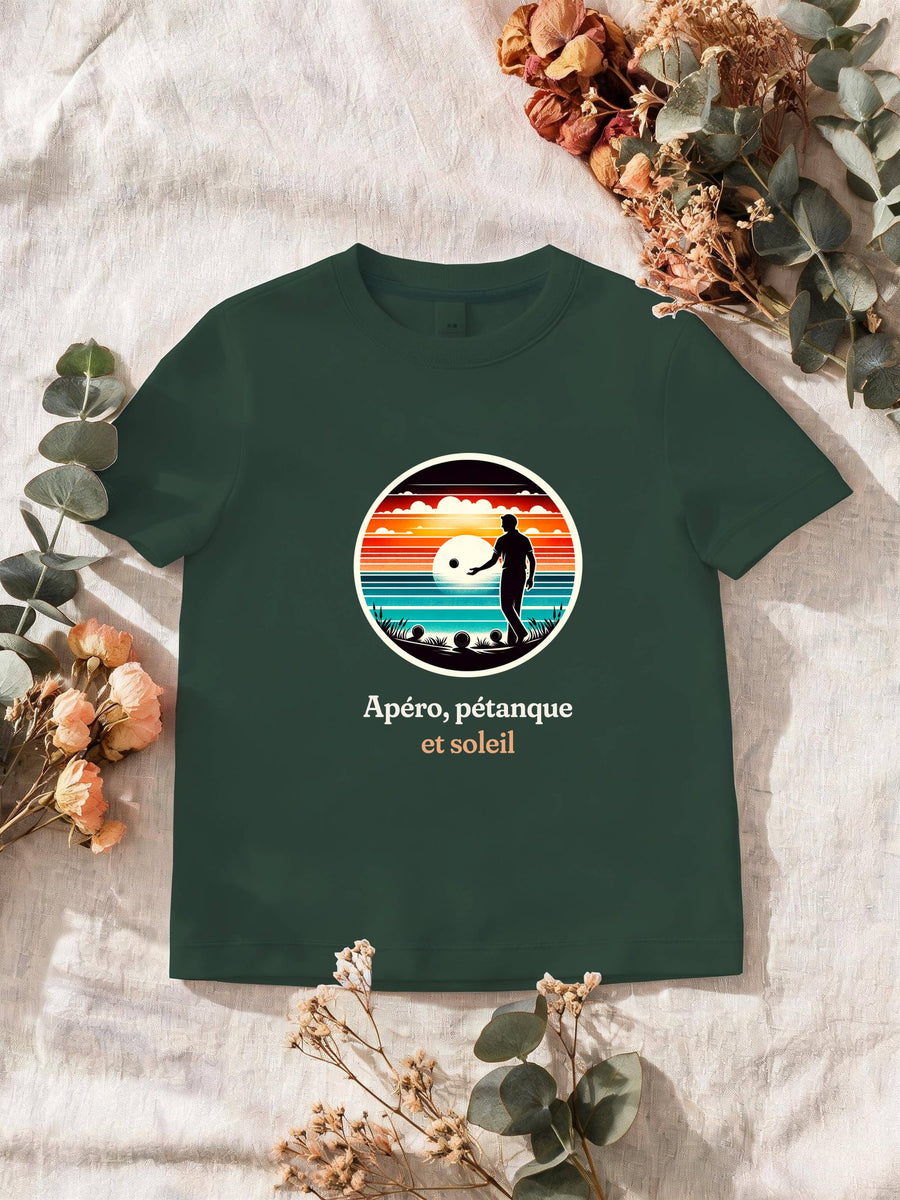 Visuel d’illustration – T-shirt homme vert forêt avec le motif un joueur de pétanque, boules au sol, en silhouette devant un coucher de soleil sur la mer, dans un médaillon rond et « Apéro, pétanque et soleil »