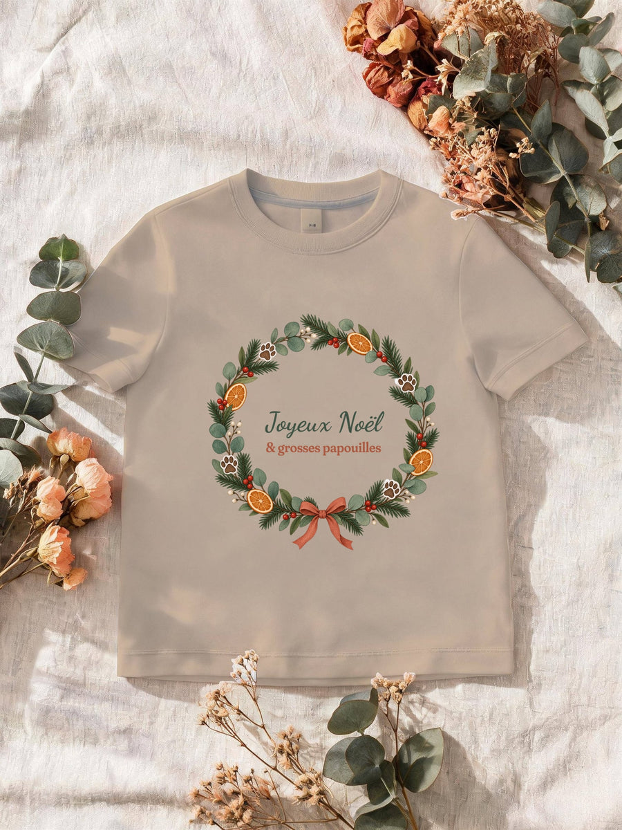 Visuel d’illustration – T-shirt homme sable avec le motif de Noël : une couronne de Noël avec des empreintes de pattes et le texte « Joyeux Noël & grosses papouilles »