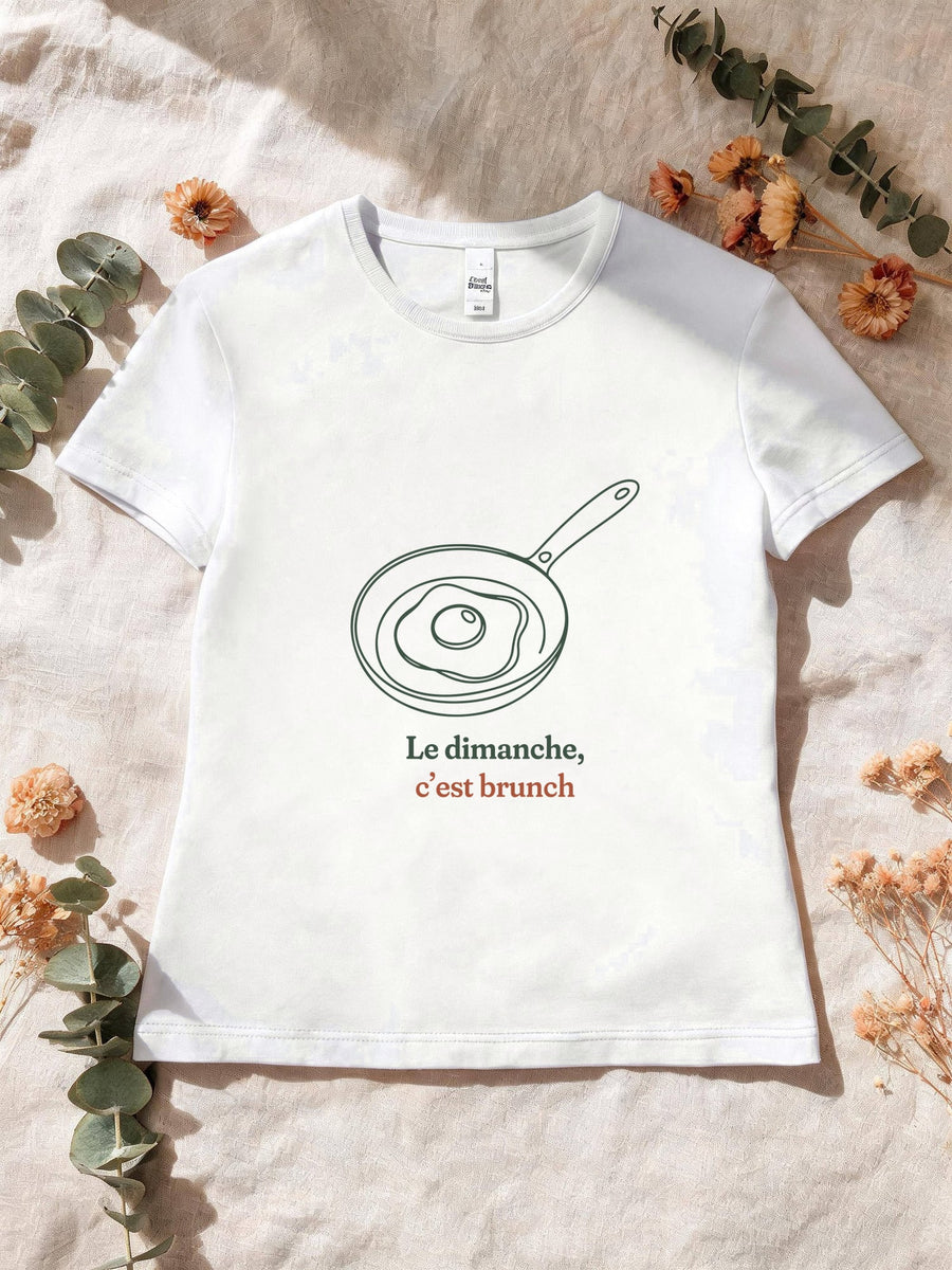 Visuel d’illustration – T-shirt femme blanc avec le motif un œuf au plat dans une poêle, dessiné d’un seul trait continu et « Le dimanche, c’est brunch »