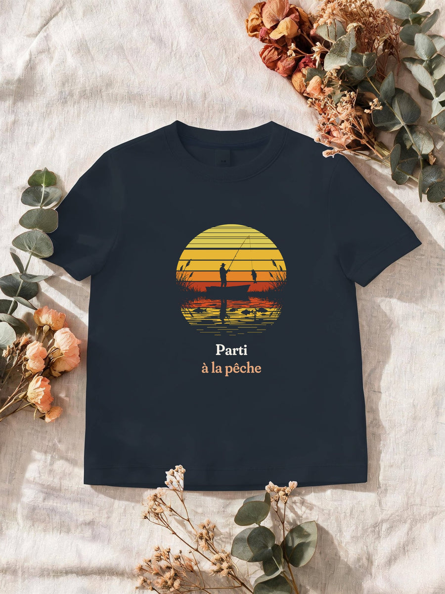 Visuel d’illustration – T-shirt homme navy avec le motif un pêcheur sur sa barque devant un soleil couchant à bandes rétro qui se reflète dans l’eau et « Parti à la pêche »
