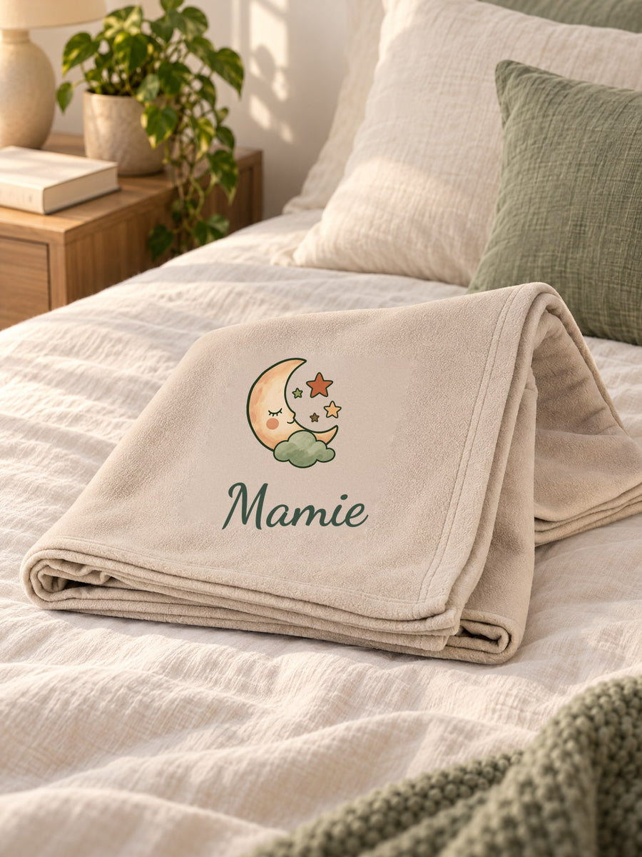 Visuel d’illustration – plaid étalé sur un lit en lin crème, imprimé « Mamie » (exemple)