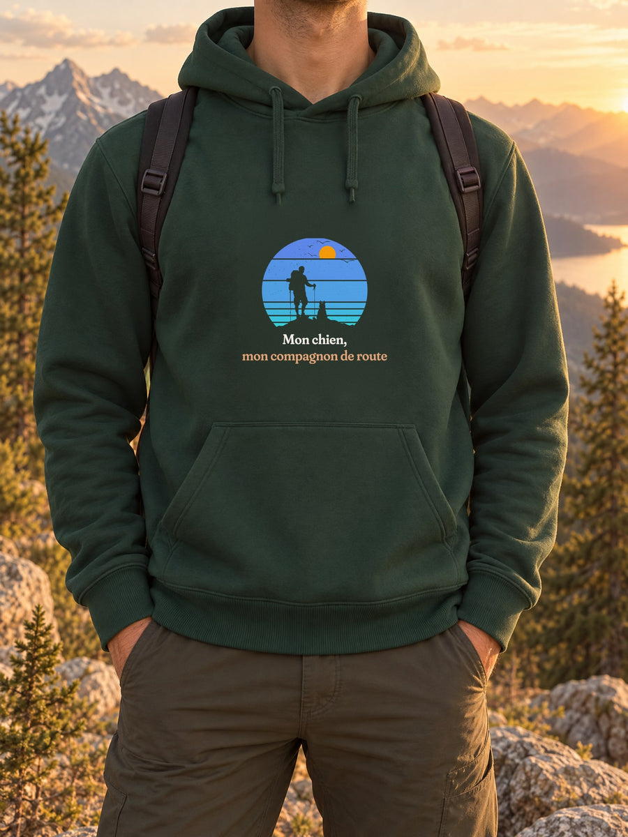 Visuel d’illustration – t-shirt dans une mise en situation, avec le motif un randonneur et son chien sur une crête, en silhouettes devant un soleil couchant à bandes rétro bleues et « Mon chien, mon compagnon de route »