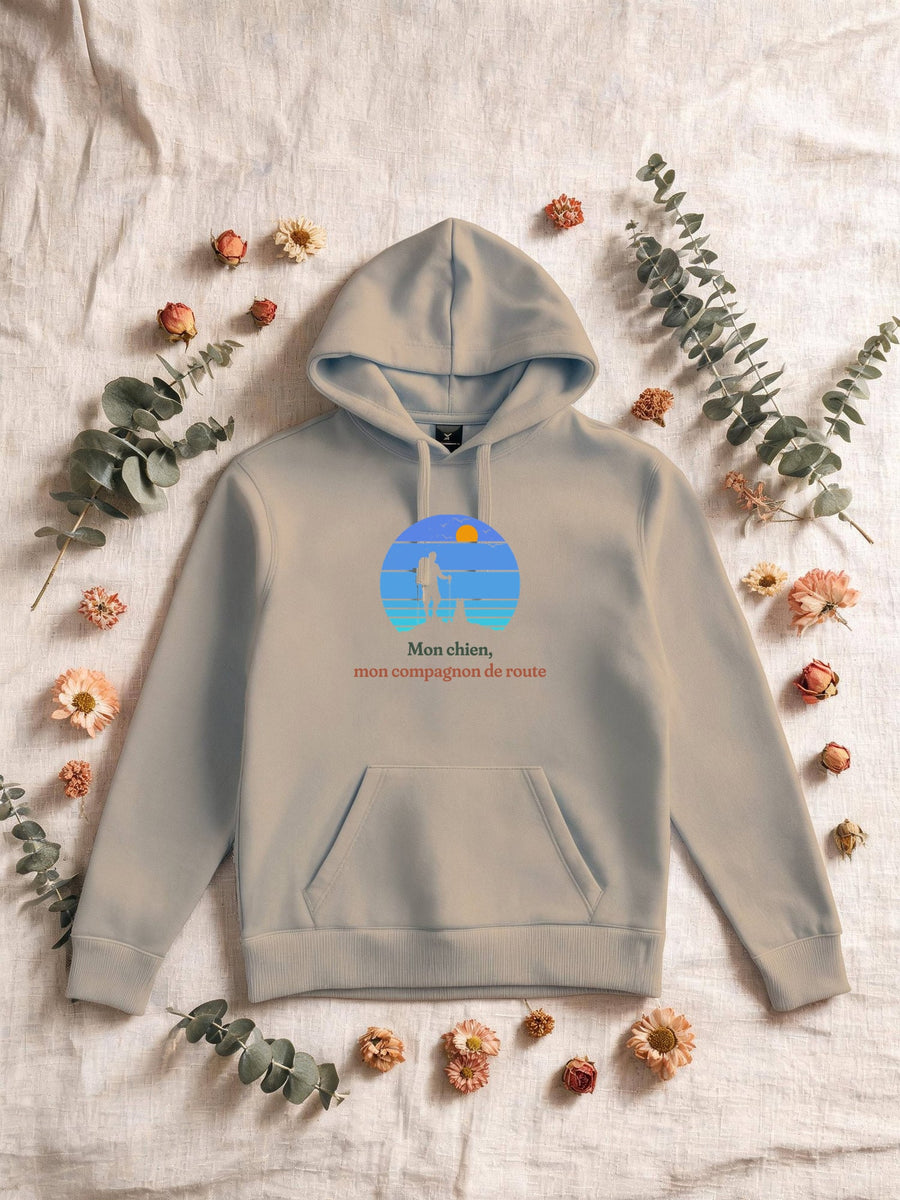 Visuel d’illustration – Sweat homme sable avec le motif un randonneur et son chien sur une crête, en silhouettes devant un soleil couchant à bandes rétro bleues et « Mon chien, mon compagnon de route »