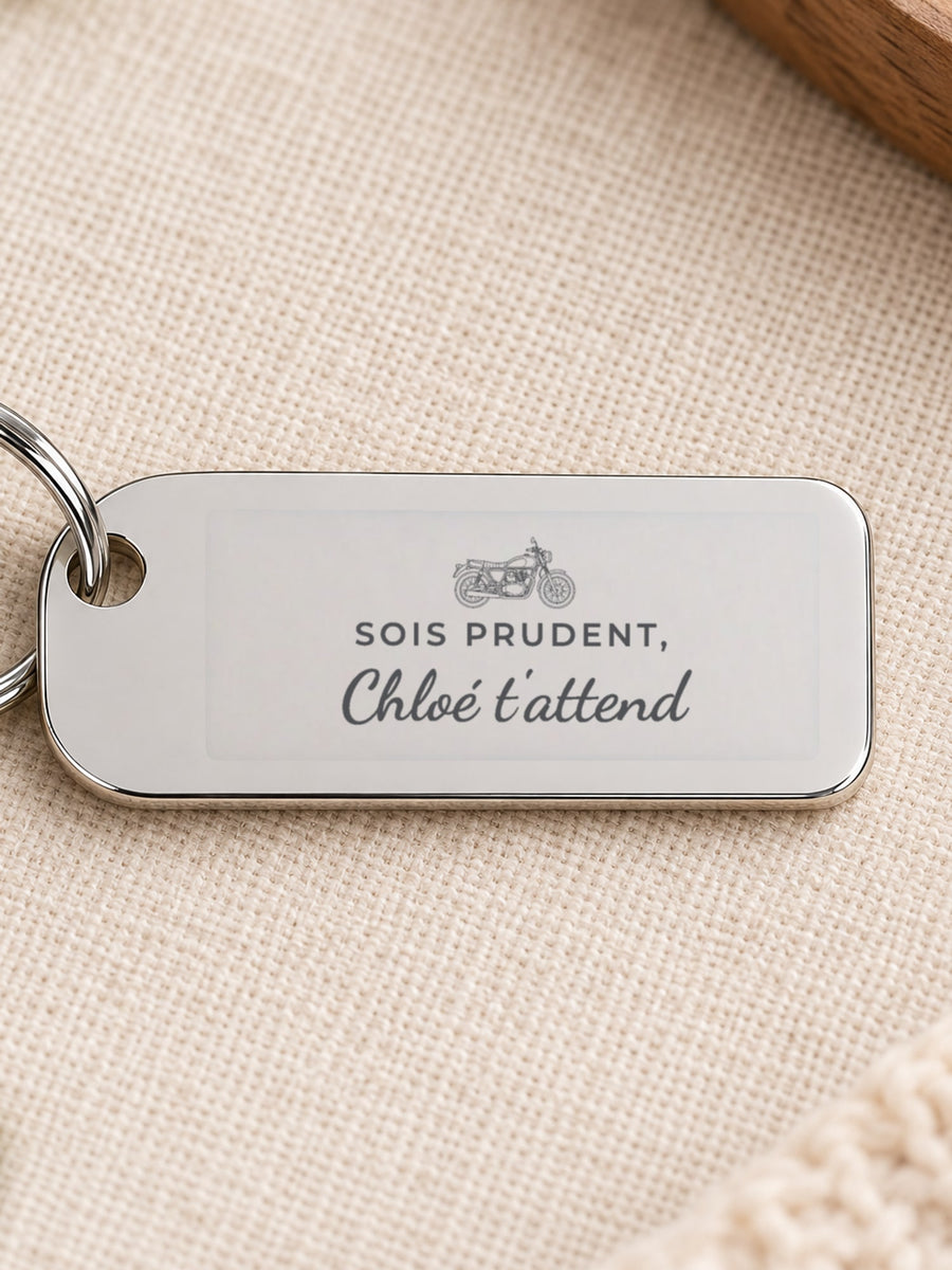 Visuel d’illustration – gros plan de la gravure : une moto et « Sois prudent, Chloé t’attend »