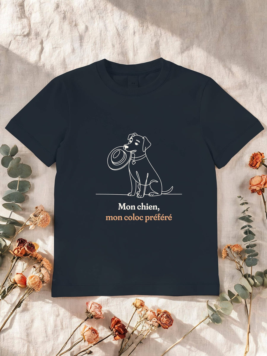 Visuel d’illustration – T-shirt enfant navy avec le motif un chien assis qui tient un chapeau dans la gueule, dessiné d’un seul trait continu et « Mon chien, mon coloc préféré »