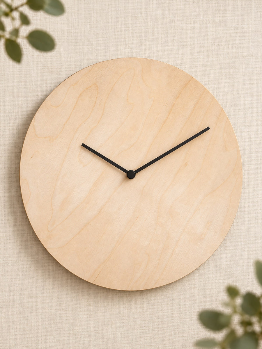 Visuel d’illustration – horloge murale en bois naturel vierge de 30 cm avec ses aiguilles noires, sur un lin crème