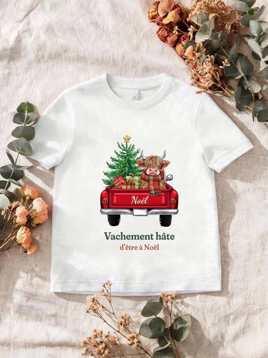 Visuel d’illustration – T-shirt homme blanc avec le motif une vache highland dans une camionnette de Noël et « Vachement hâte » et « d’être à Noël »