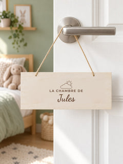 Visuel d’illustration – plaque suspendue à la poignée d’une porte de chambre d’enfant, gravée « La chambre de Jules » (exemple)
