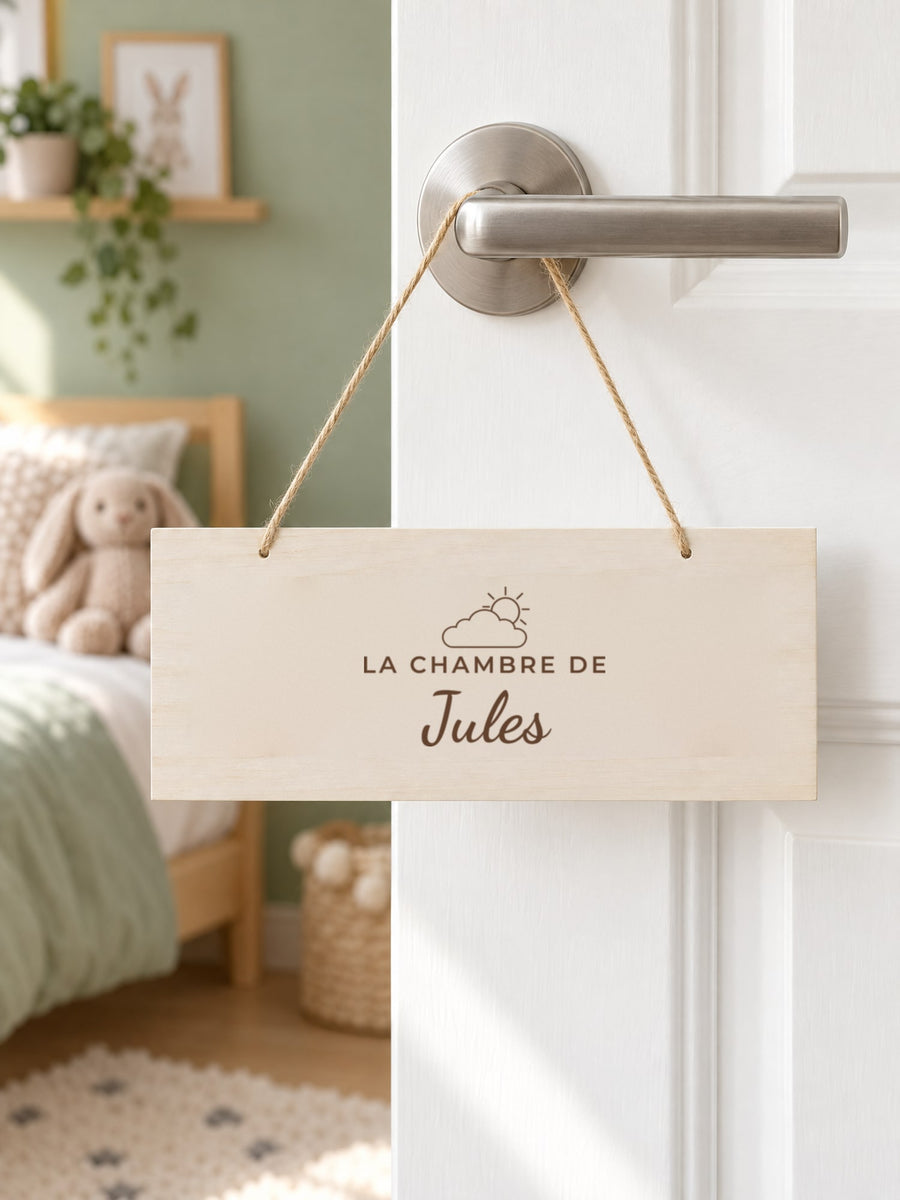 Visuel d’illustration – plaque suspendue à la poignée d’une porte de chambre d’enfant, gravée « La chambre de Jules » (exemple)