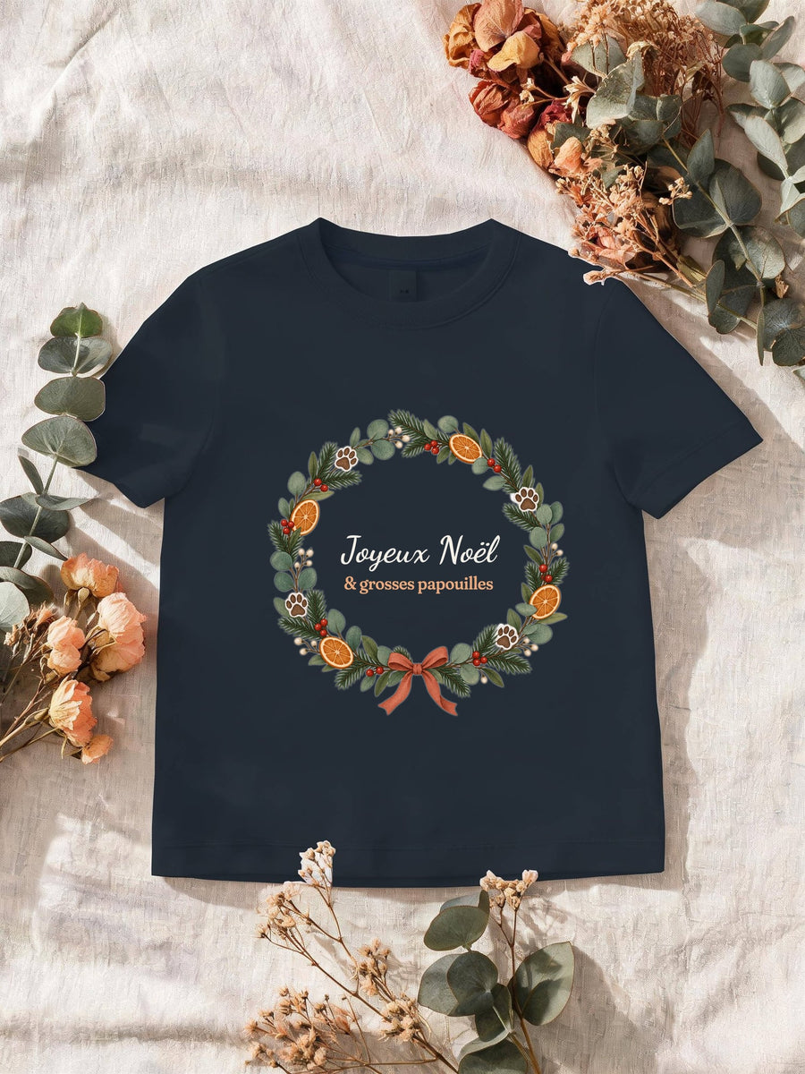 Visuel d’illustration – T-shirt homme navy avec le motif de Noël : une couronne de Noël avec des empreintes de pattes et le texte « Joyeux Noël & grosses papouilles »