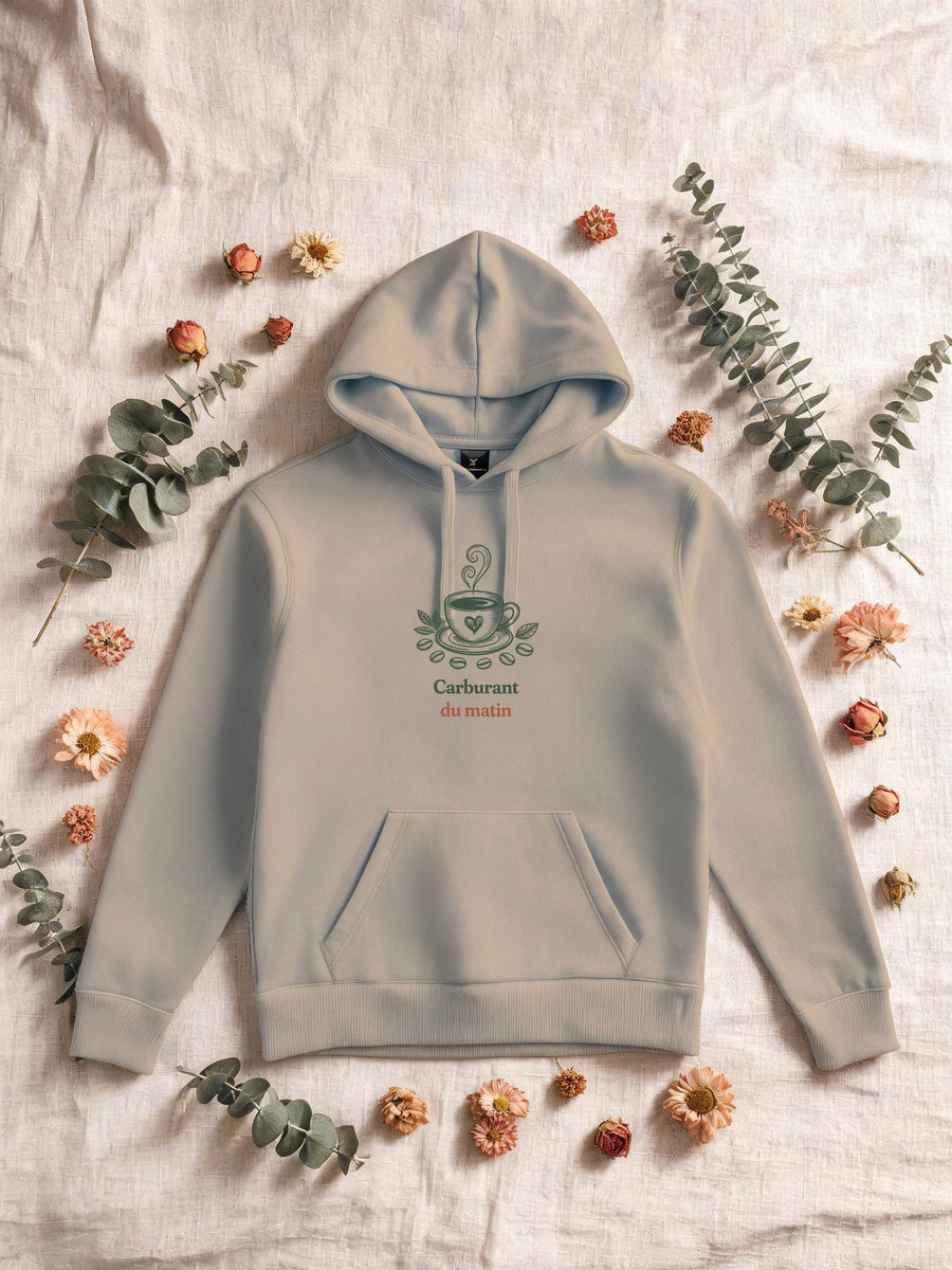 Visuel d’illustration – Sweat homme sable avec le motif une tasse de café noir à cœur, entourée de feuilles et de grains de café, d’où monte une volute et « Carburant du matin »