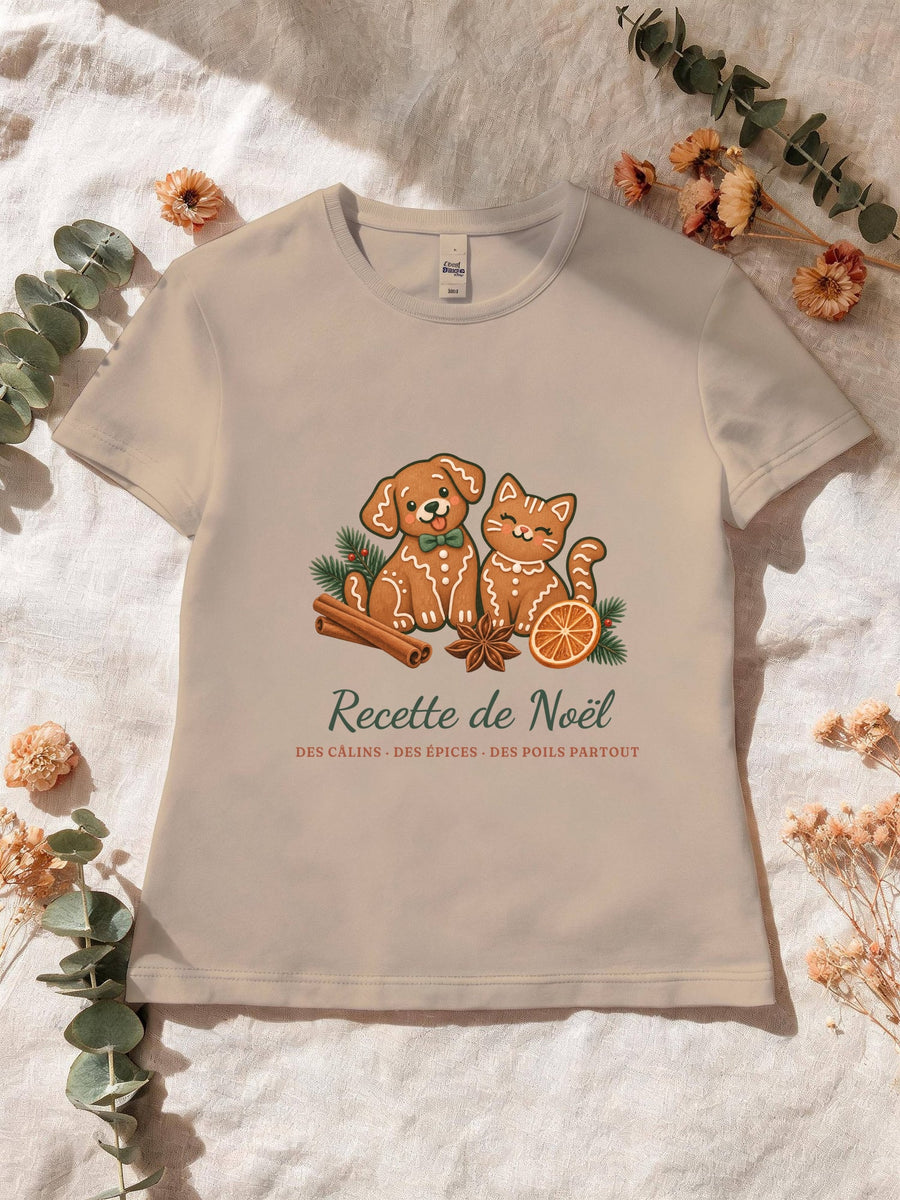 Visuel d’illustration – T-shirt femme sable avec le motif de Noël : deux biscuits de pain d’épices en forme de chien et de chat et le texte « Recette de Noël : des câlins, des épices, des poils partout »
